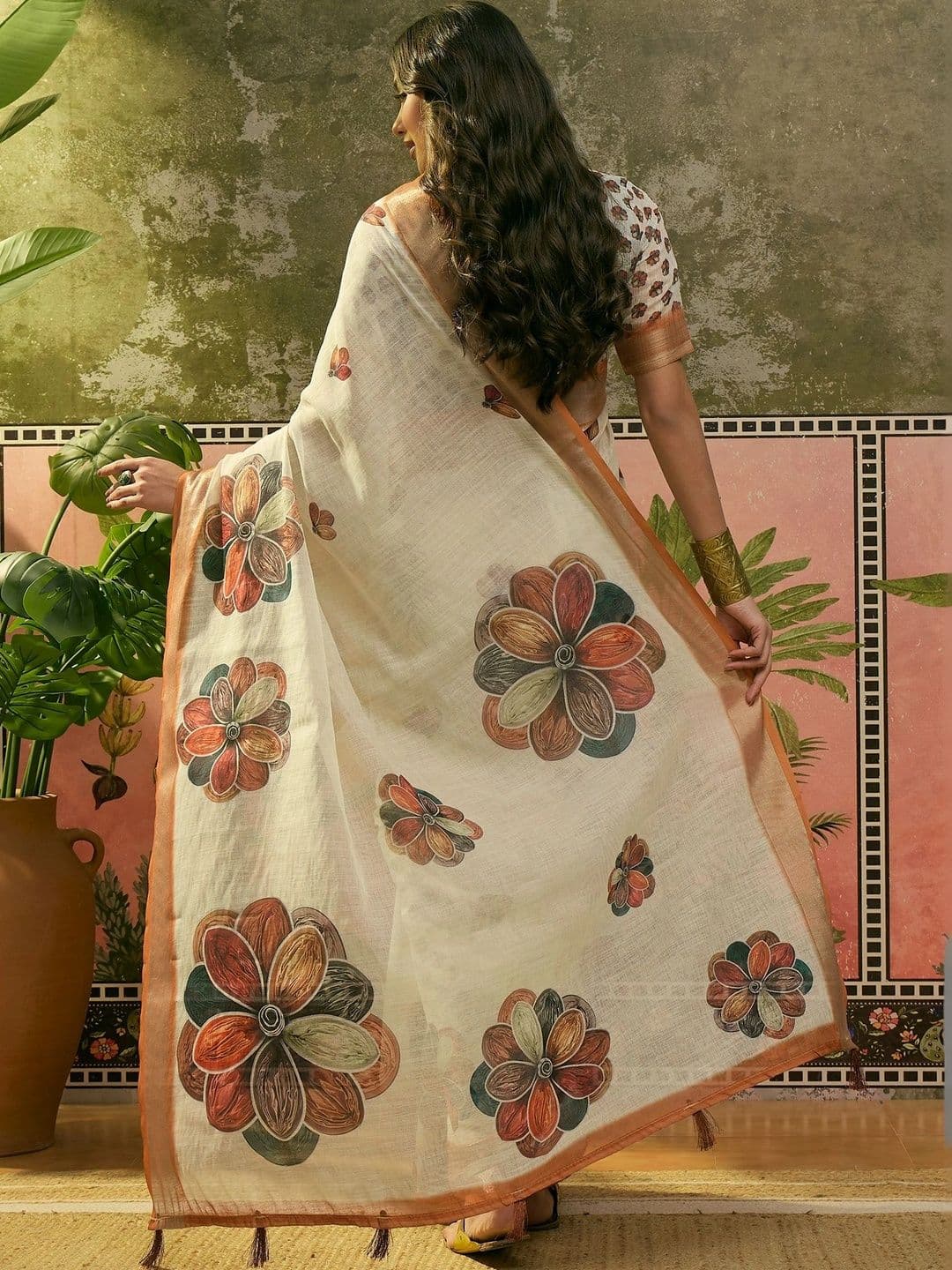 Suha Women Floral & Abstract Motif Printed Saree With Contrast Woven Border & Tassels thumbnail 4