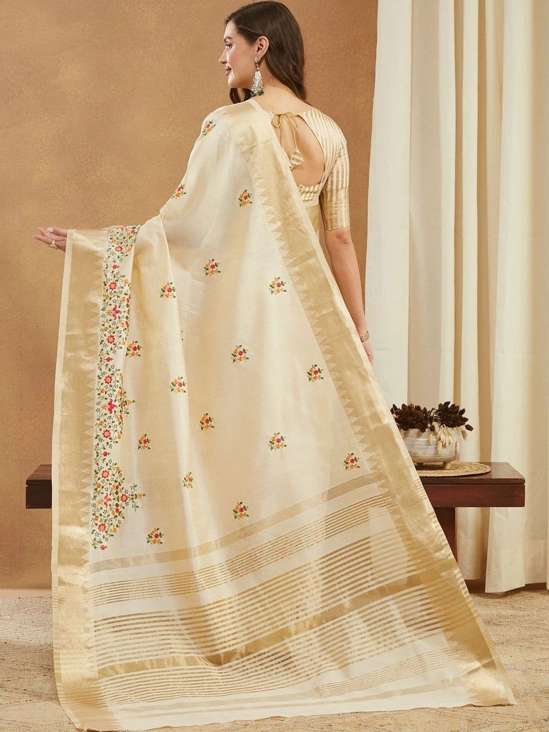 Sangria Woven Design Embroidered Art Silk Kasavu Saree thumbnail 4