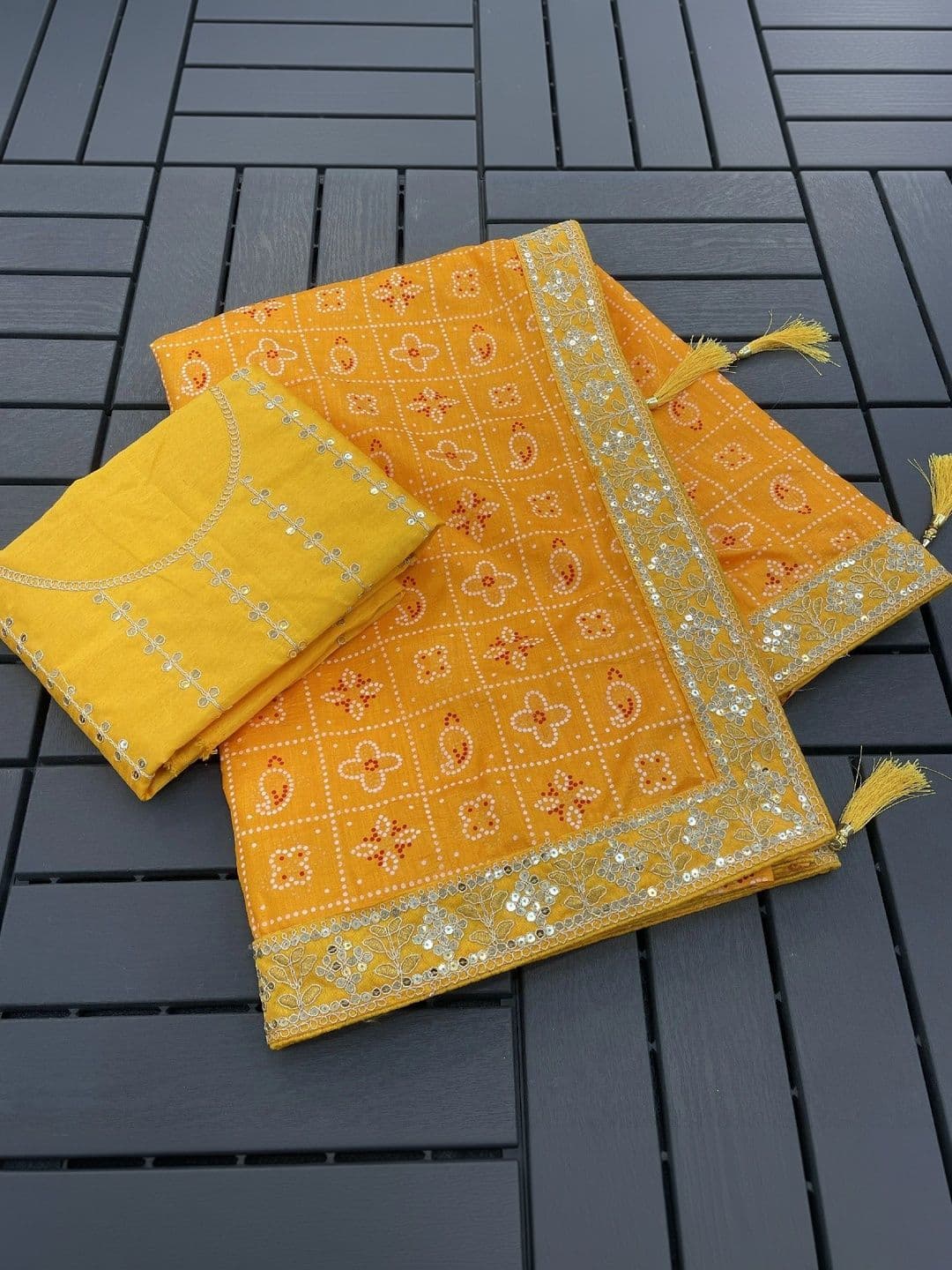 SmileyFashion Bandhani Embroidered Art Silk Designer Bandhani Saree thumbnail 3