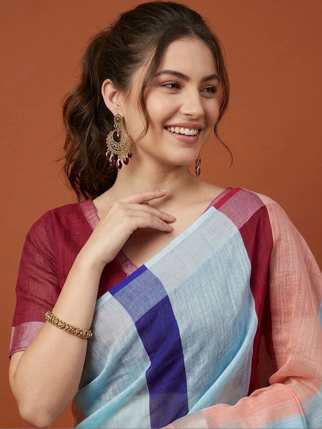 Suha Striped Silk Blend Saree thumbnail 4