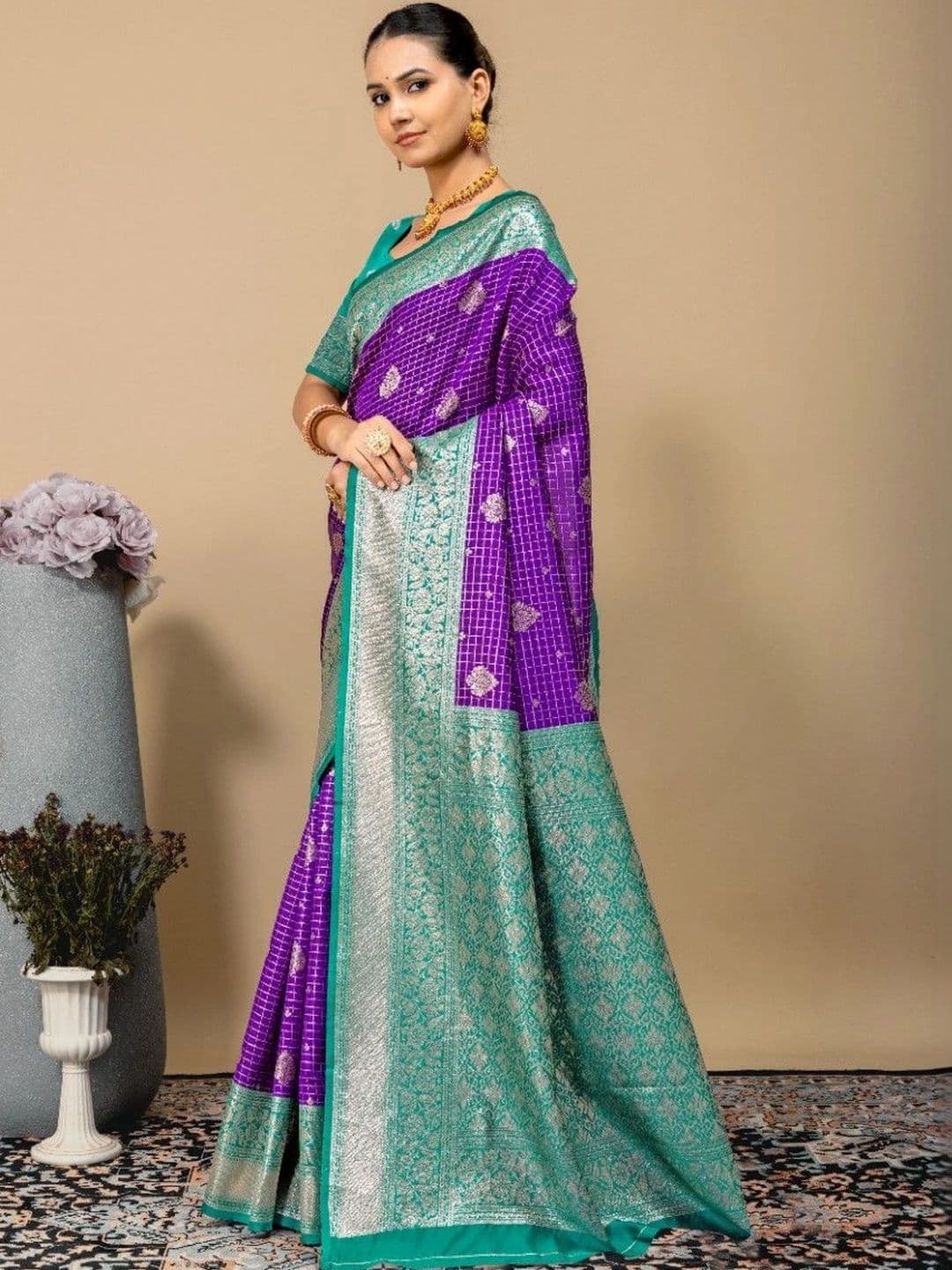 SILKARA CREATION women  Floral Zari Silk Blend Banarasi Saree thumbnail 4