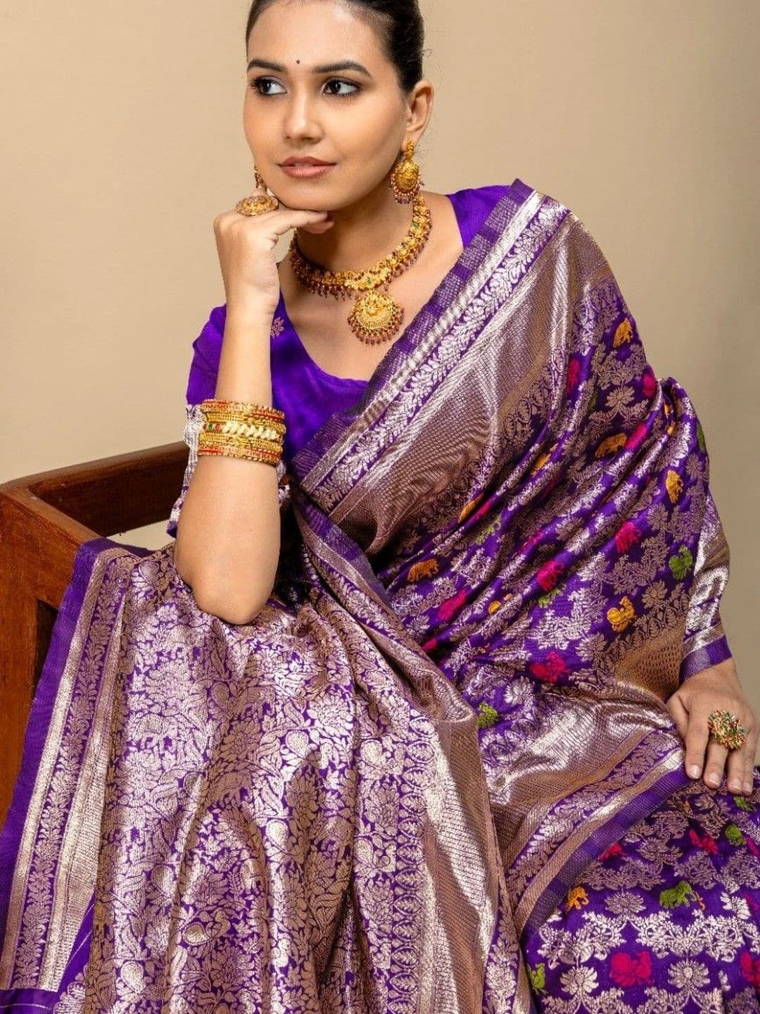 SILKARA CREATION Floral Zari Silk Blend Banarasi Saree thumbnail 3