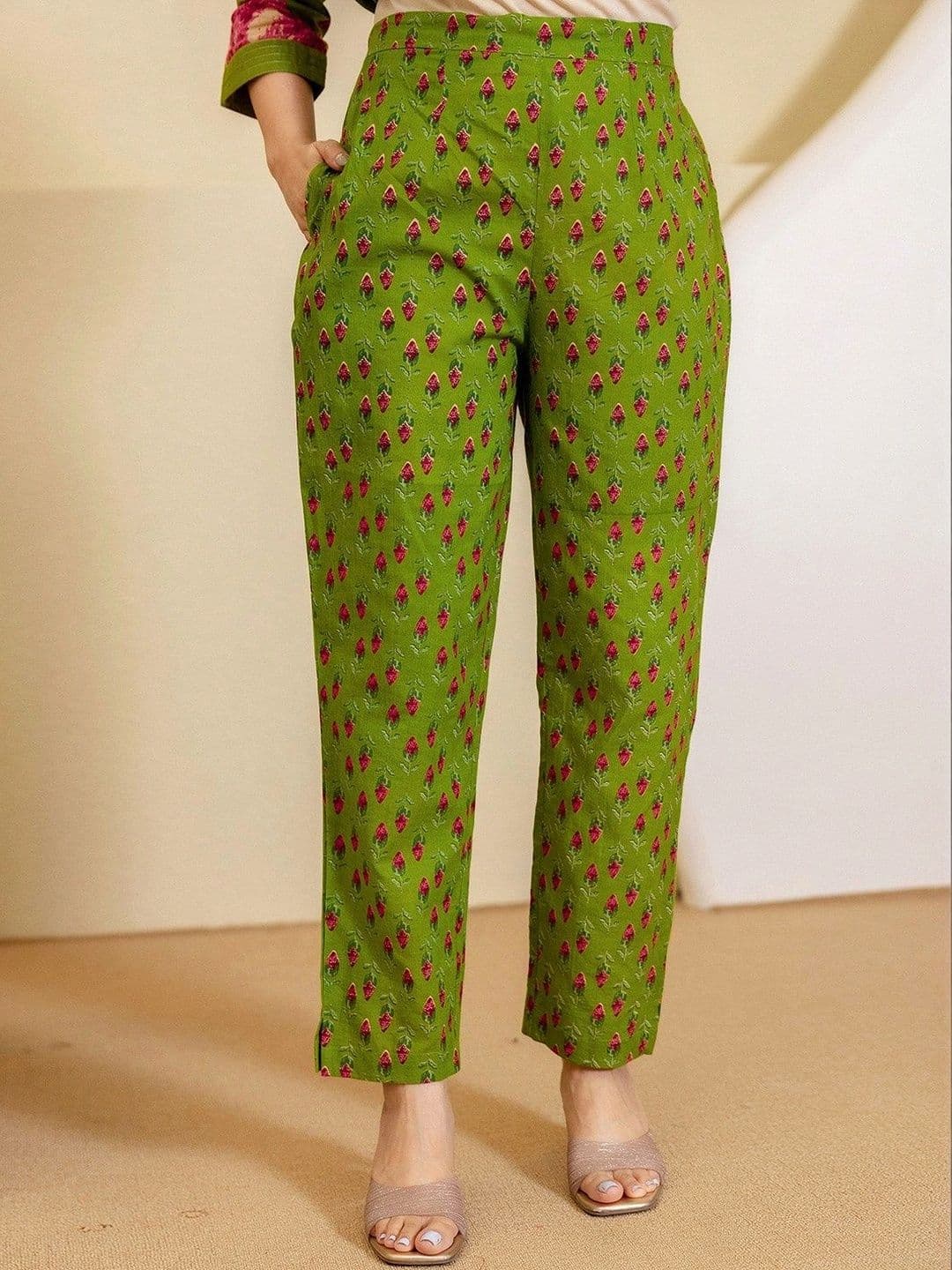 UDBHAV EXPORT Women Floral Printed Regular Kurta with Trousers & With Dupatta thumbnail 6
