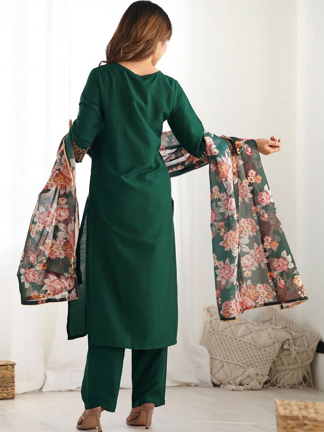 Anouk Women Floral Embroidered Regular Thread Work Kurta with Trousers & Dupatta thumbnail 3