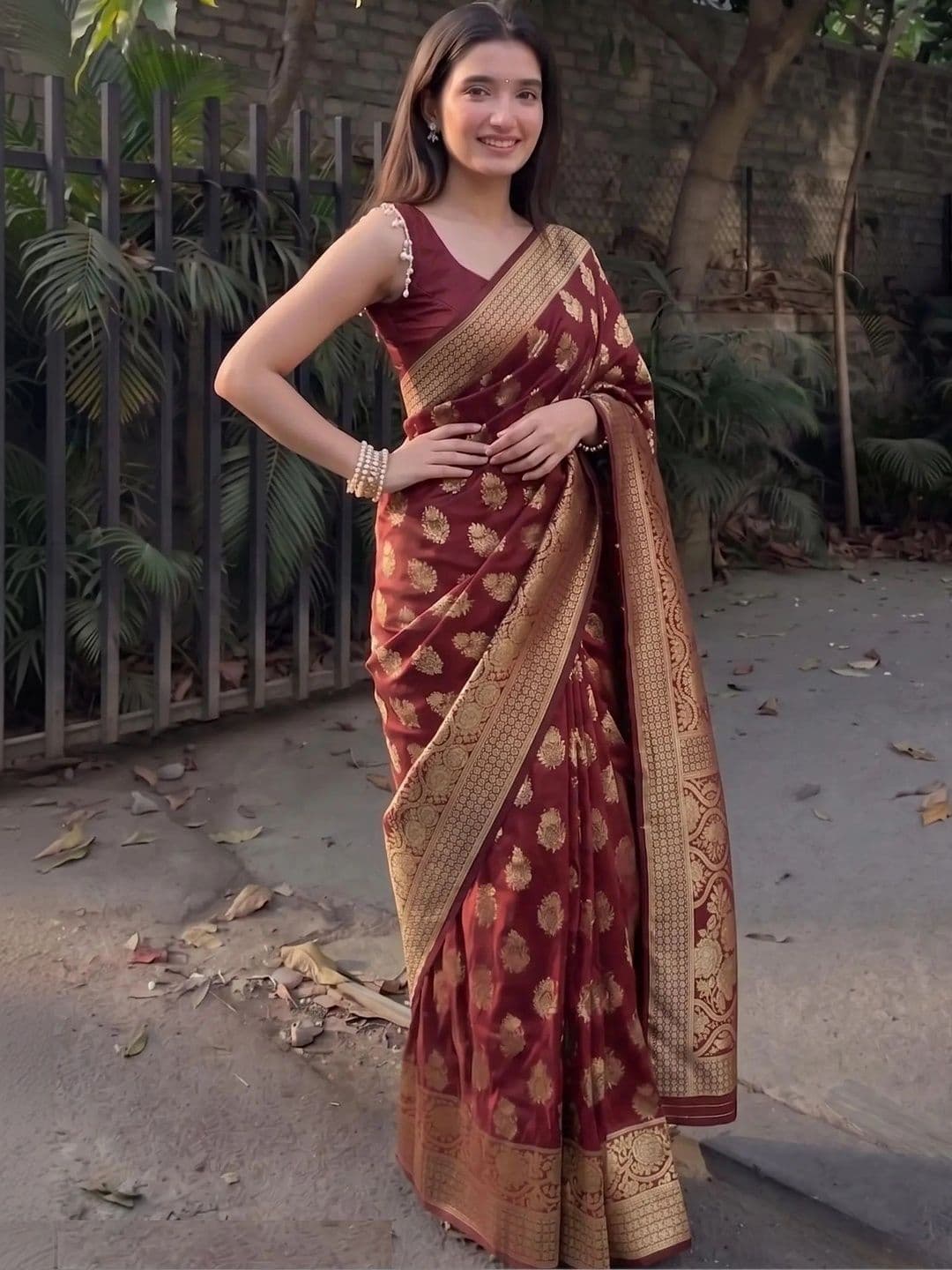 Leafsy Women Design Zari Art Silk Banarasi Saree thumbnail 4