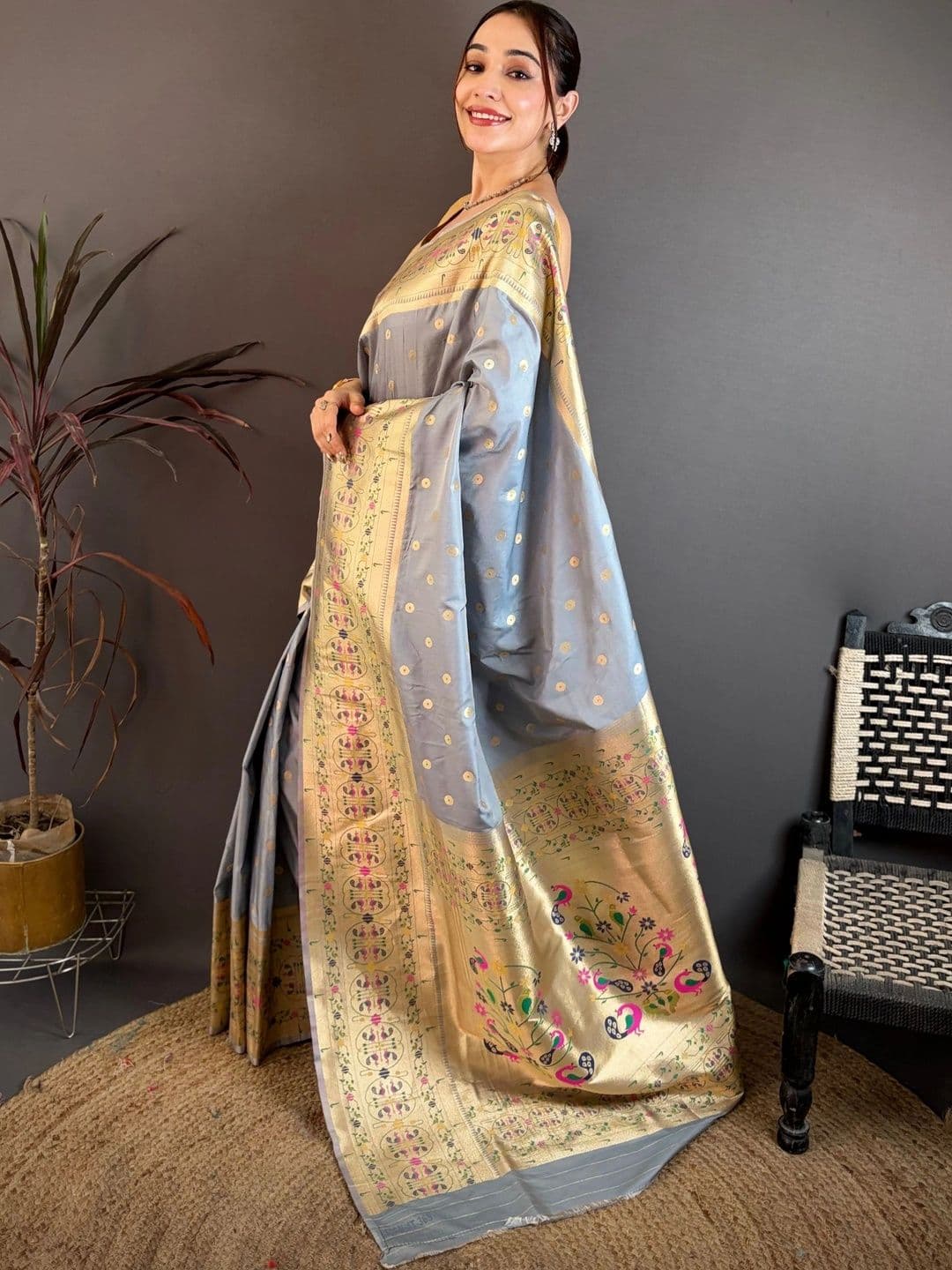 Royal Rajgharana Saree Floral Woven Design Zari Art Silk Paithani Sarees thumbnail 2