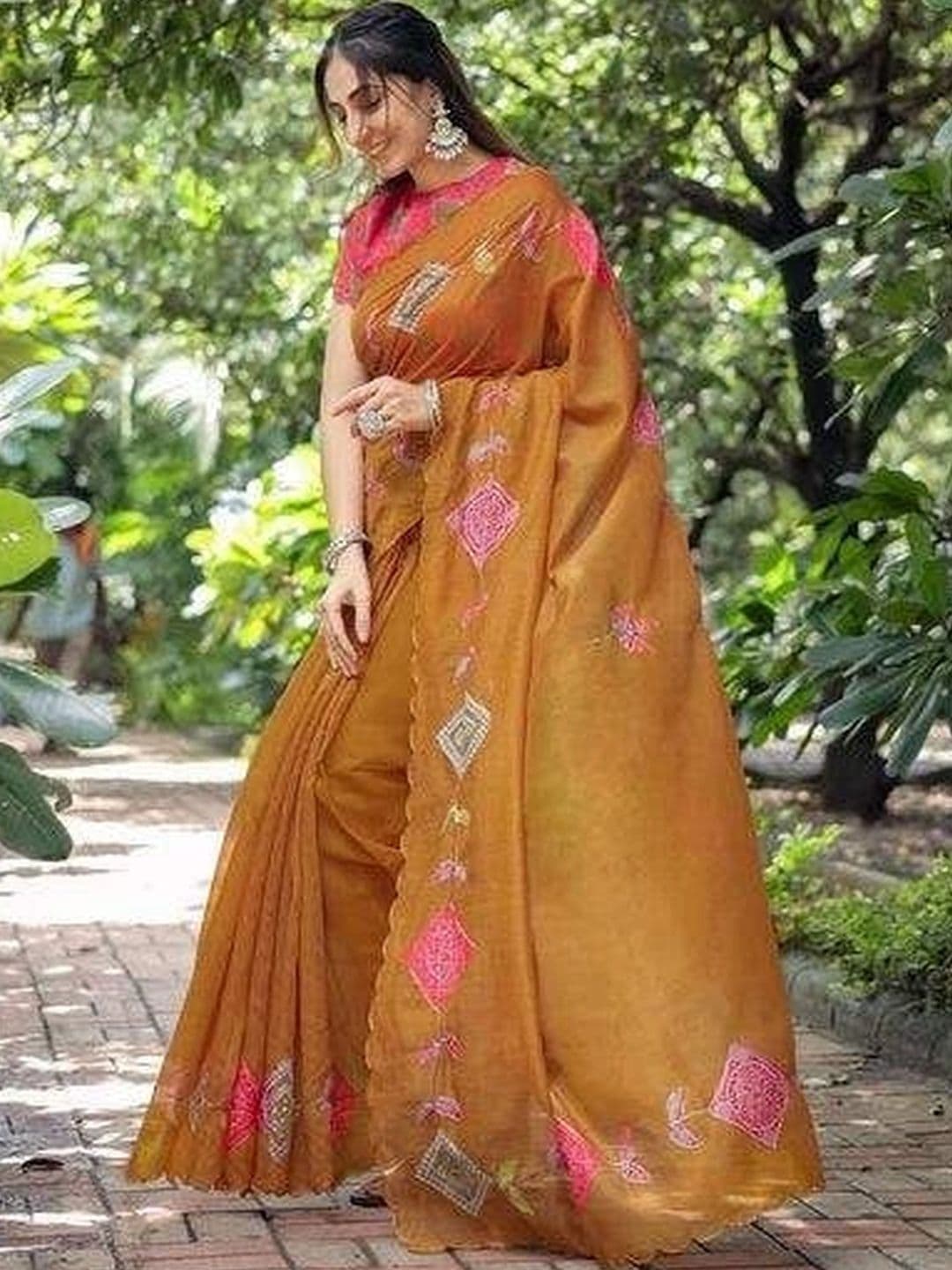 KALINI Embroidered Silk Blend Kanjeevaram Saree thumbnail 4