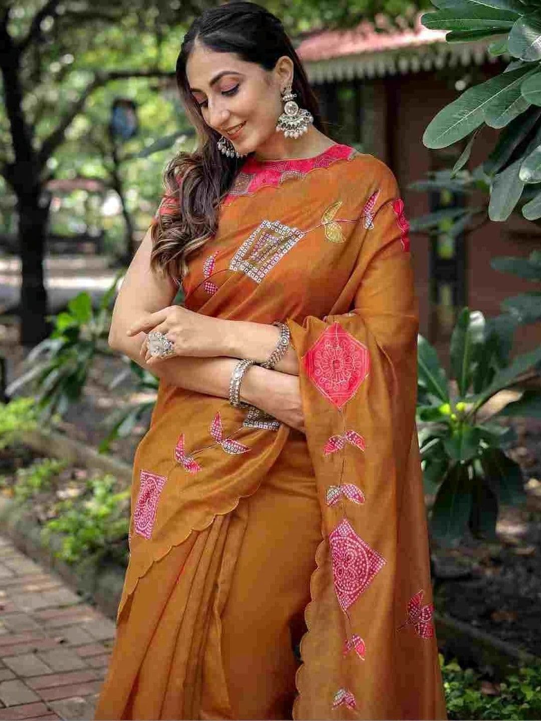 KALINI Embroidered Silk Blend Kanjeevaram Saree thumbnail 2
