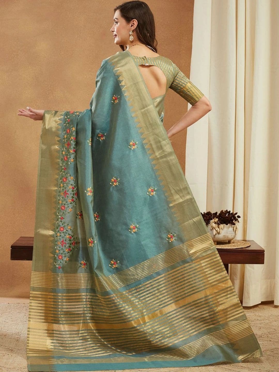 Sangria Woven Design Embroidered Art Silk Kasavu Saree thumbnail 2
