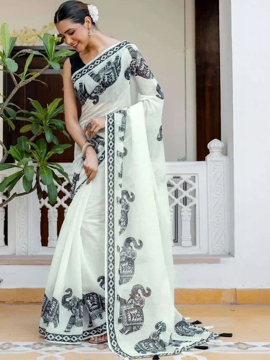 ASCIIBLUES Silk Blend Kanjeevaram Saree thumbnail 4