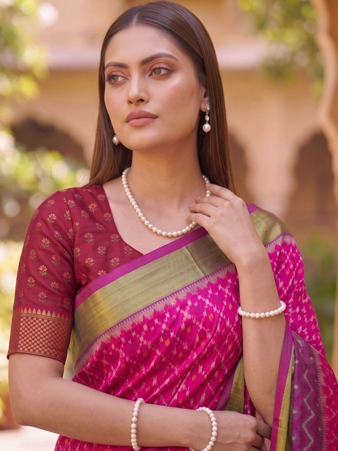 Mitera Zari Silk Blend Banarasi Saree thumbnail 2