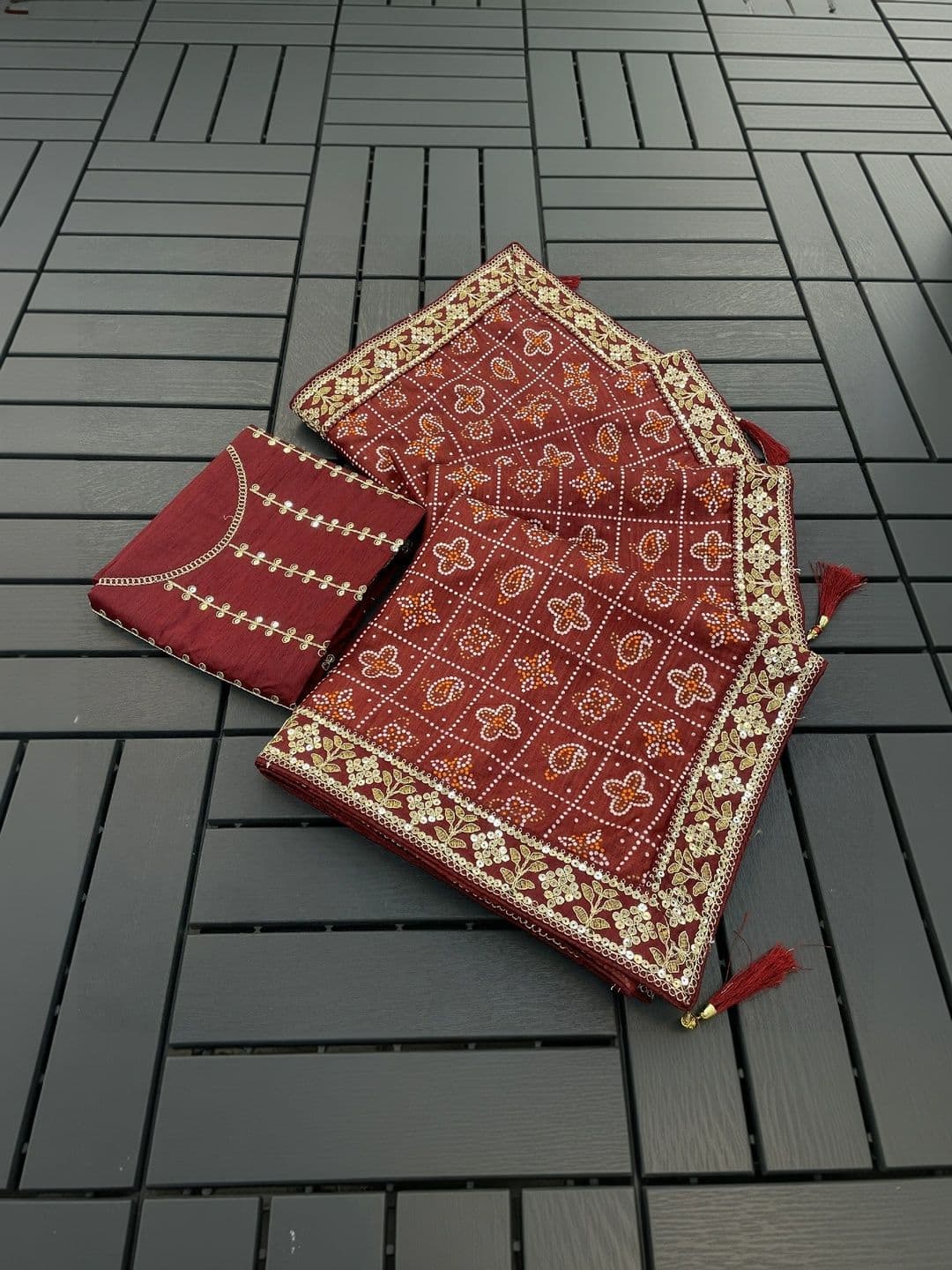SmileyFashion Bandhani Embroidered Art Silk Designer Bandhani Saree thumbnail 3