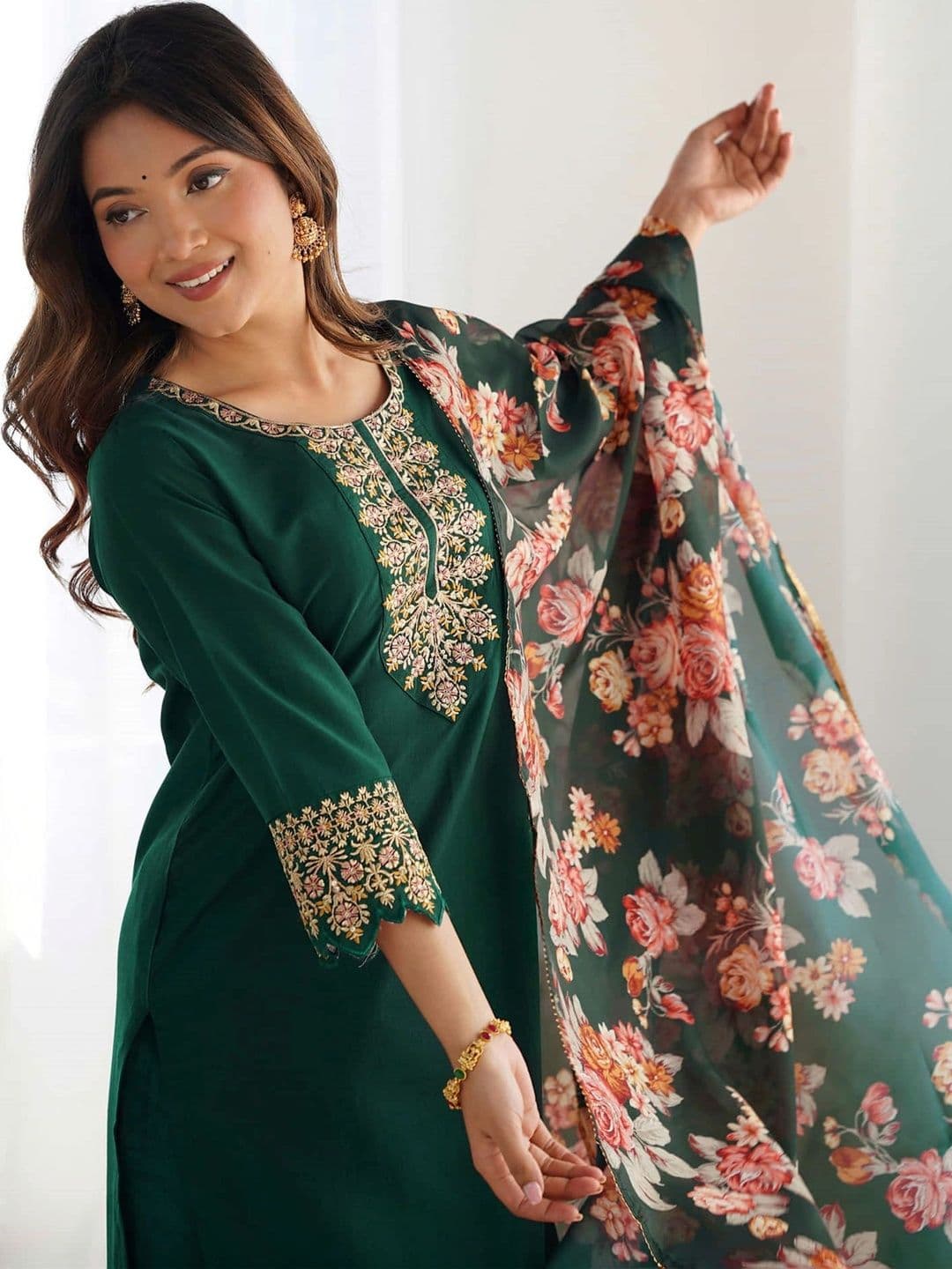 Anouk Women Floral Embroidered Regular Thread Work Kurta with Trousers & Dupatta thumbnail 4