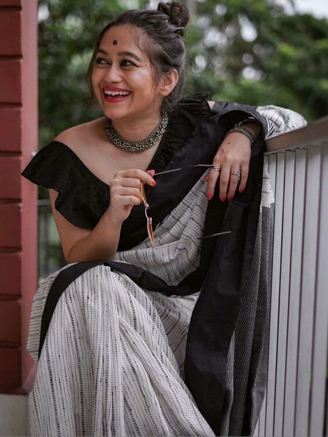 MISS WEARS Striped Saree thumbnail 5