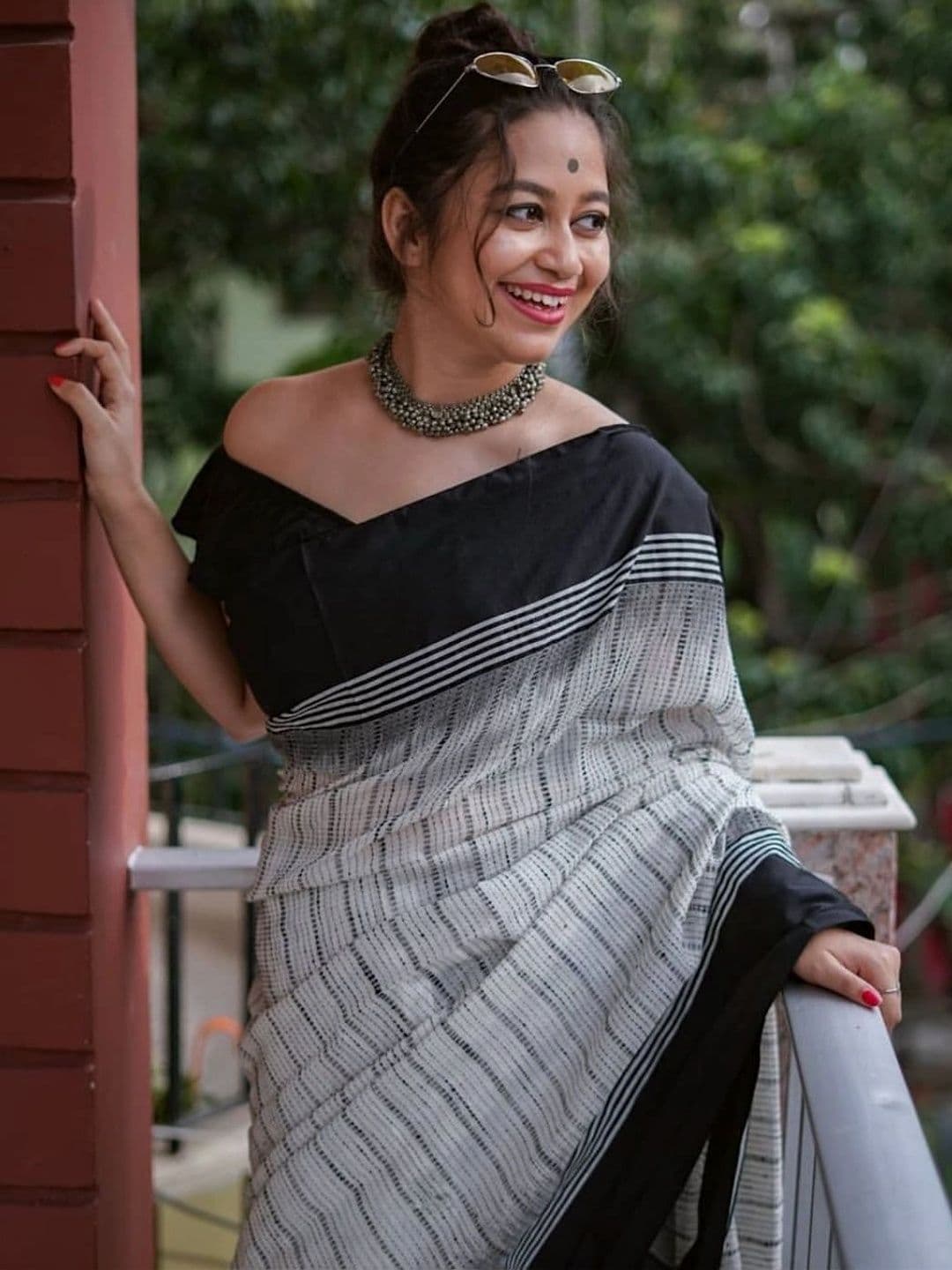 MRSWEARS Striped Saree thumbnail 6