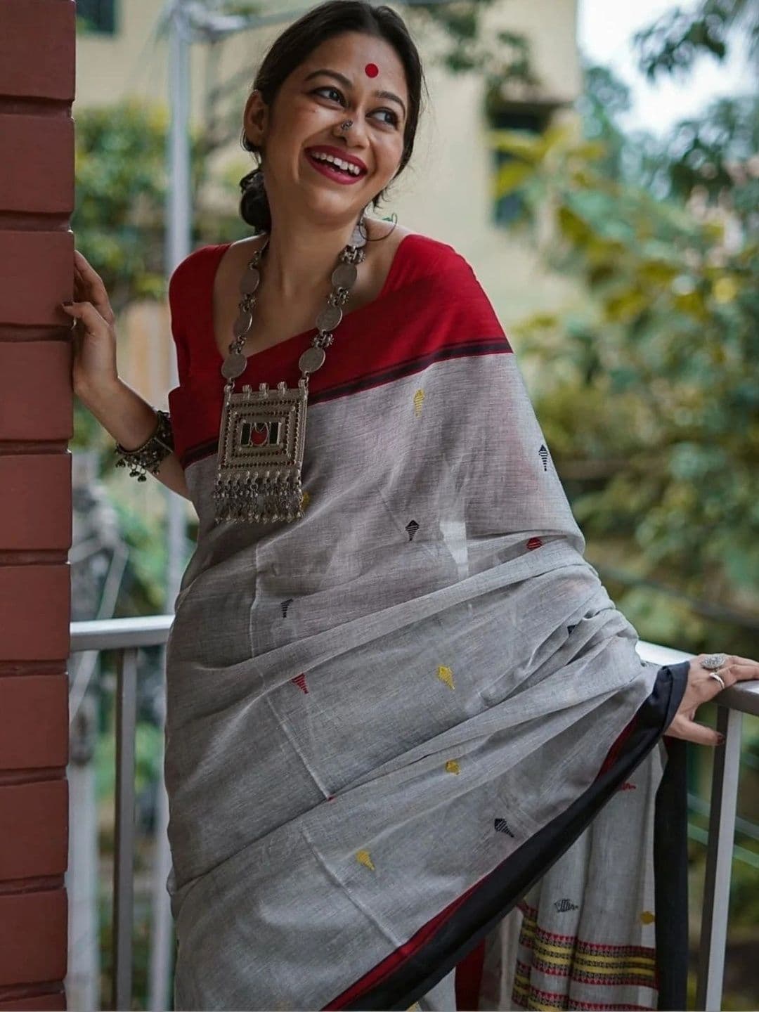 MRSWEARS Woven Design Saree thumbnail 5