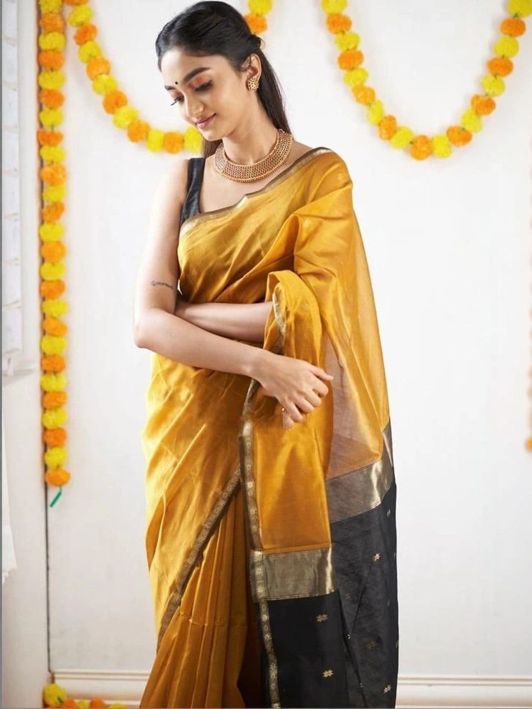 Mitera Floral Zari Silk Blend Banarasi Saree thumbnail 4