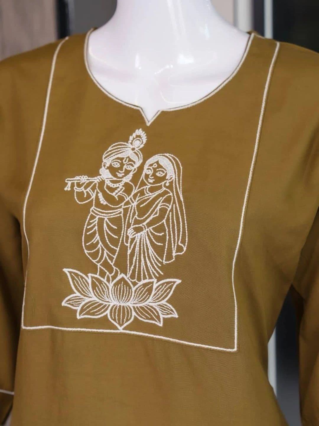 VASTRAHOUSE Women Ethnic Motifs Embroidered Regular Thread Work Kurta with Trousers thumbnail 5