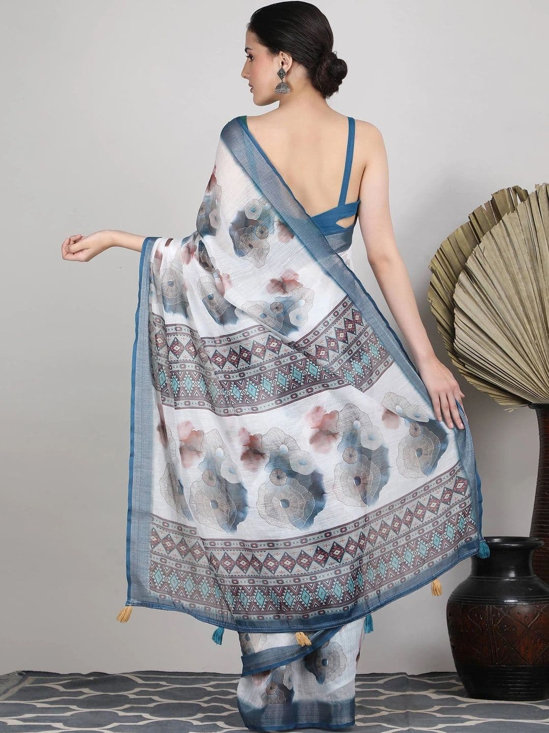 Tantvi By Prakuviri Floral Linen Blend Saree thumbnail 5