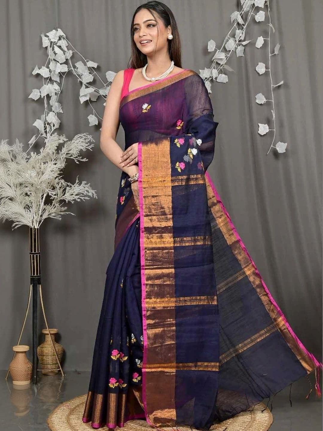 RoyBoni Floral Pure Cotton Taant Saree thumbnail 3
