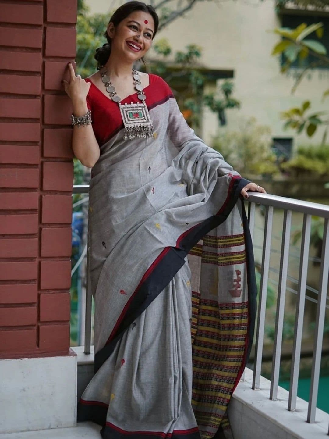 MRSWEARS Woven Design Saree thumbnail 6