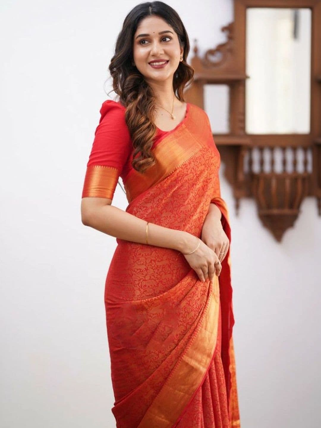 HERE&NOW Women Woven Design Zari Silk Blend Banarasi Saree thumbnail 7