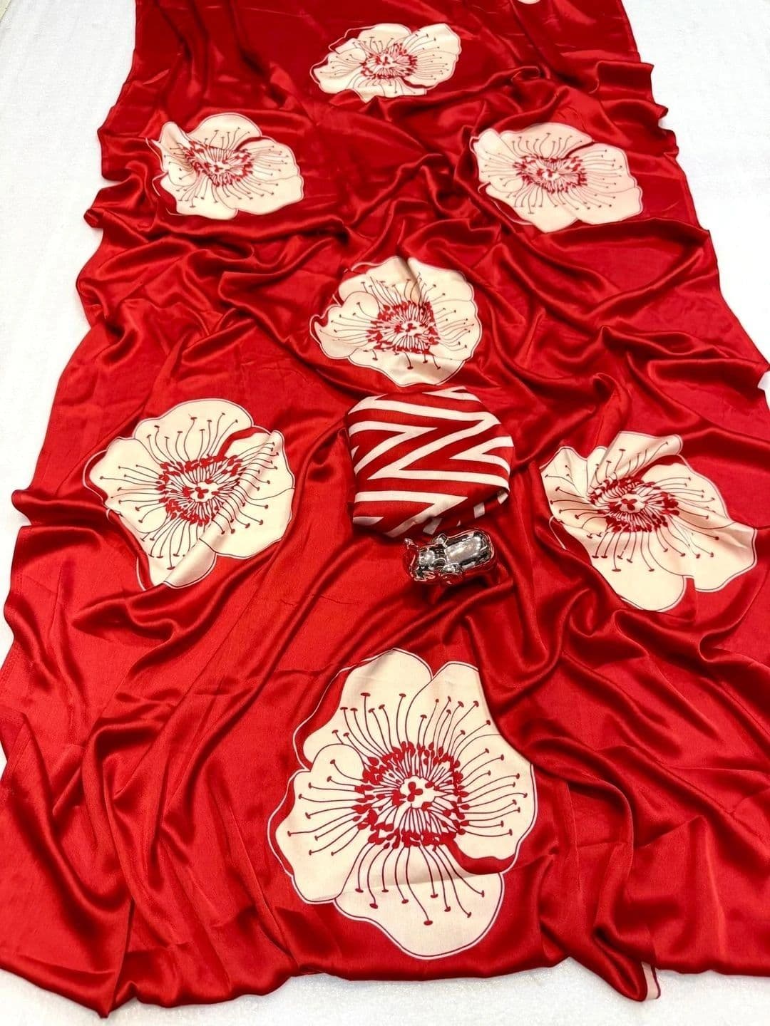 KALINI Floral Mirror Work Silk Blend Heavy Work Mysore Silk Saree thumbnail 2