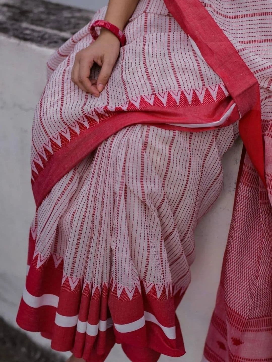 MISS WEARS Striped Saree thumbnail 3