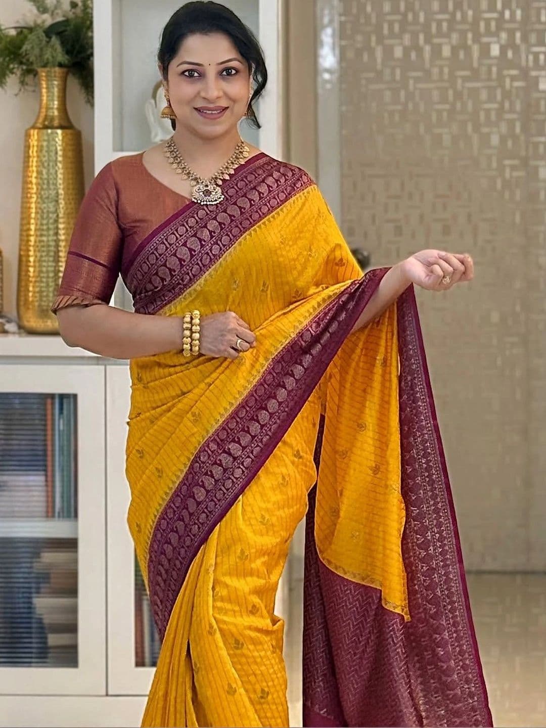 Mitera Woven Design Zari Silk Blend Banarasi Saree thumbnail 3