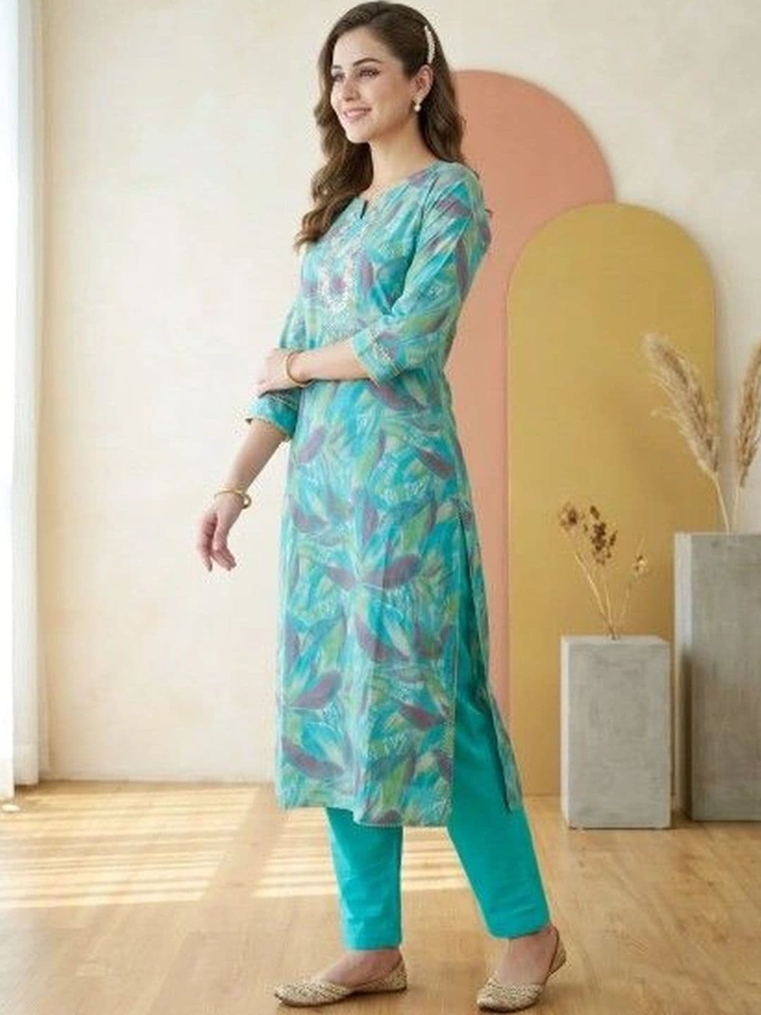 Sangria Women Floral Printed Regular Thread Work Kurta with Trousers thumbnail 4