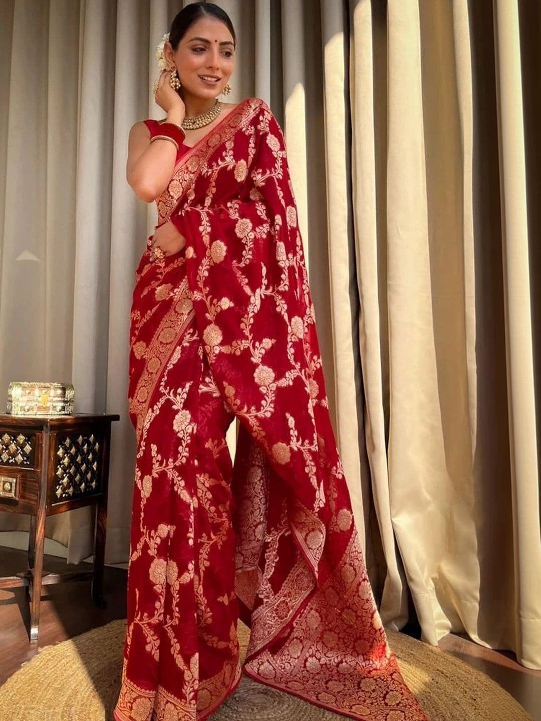 Mitera Woven Design Zari Silk Blend Banarasi Saree thumbnail 6