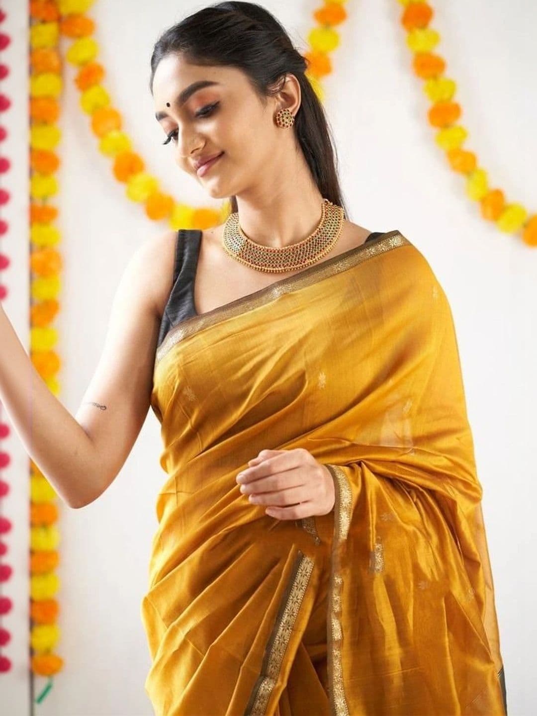 Mitera Floral Zari Silk Blend Banarasi Saree thumbnail 6