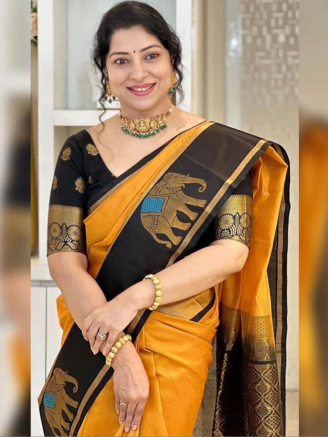 Mitera Woven Design Zari Silk Blend Banarasi Saree thumbnail 3