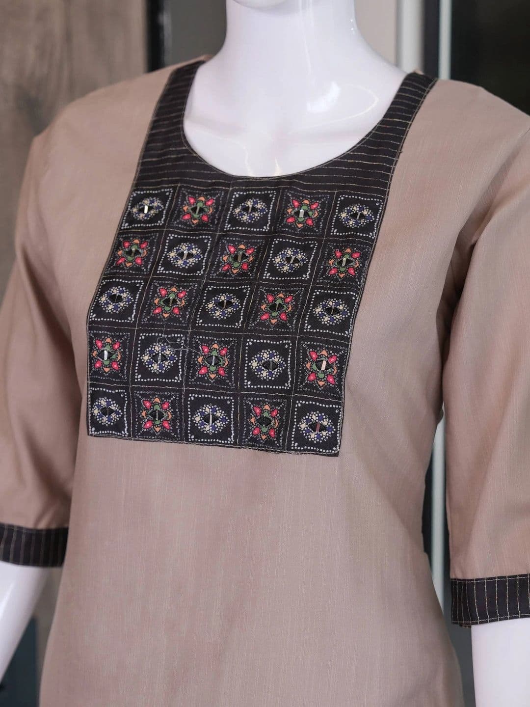 VASTRAHOUSE Women Ethnic Motifs Embroidered Regular Thread Work Kurta with Trousers thumbnail 3
