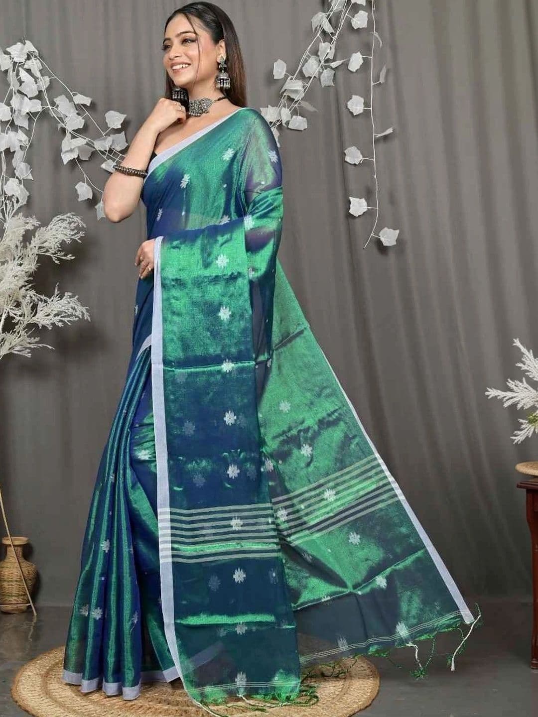 RoyBoni Women Woven Design Zari Pure Cotton Taant Saree thumbnail 2