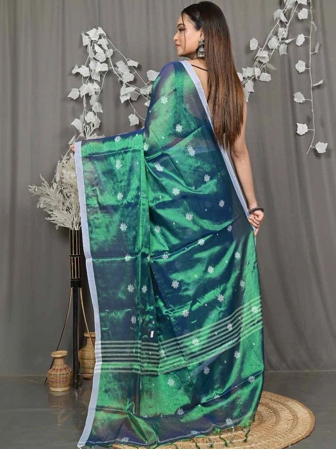RoyBoni Women Woven Design Zari Pure Cotton Taant Saree thumbnail 4