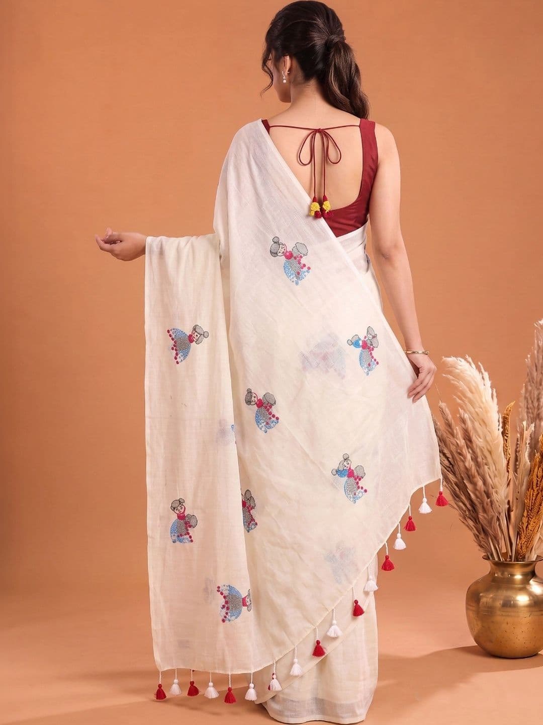 Aparna Ethnic Motifs Embroidered Pure Cotton Saree thumbnail 2