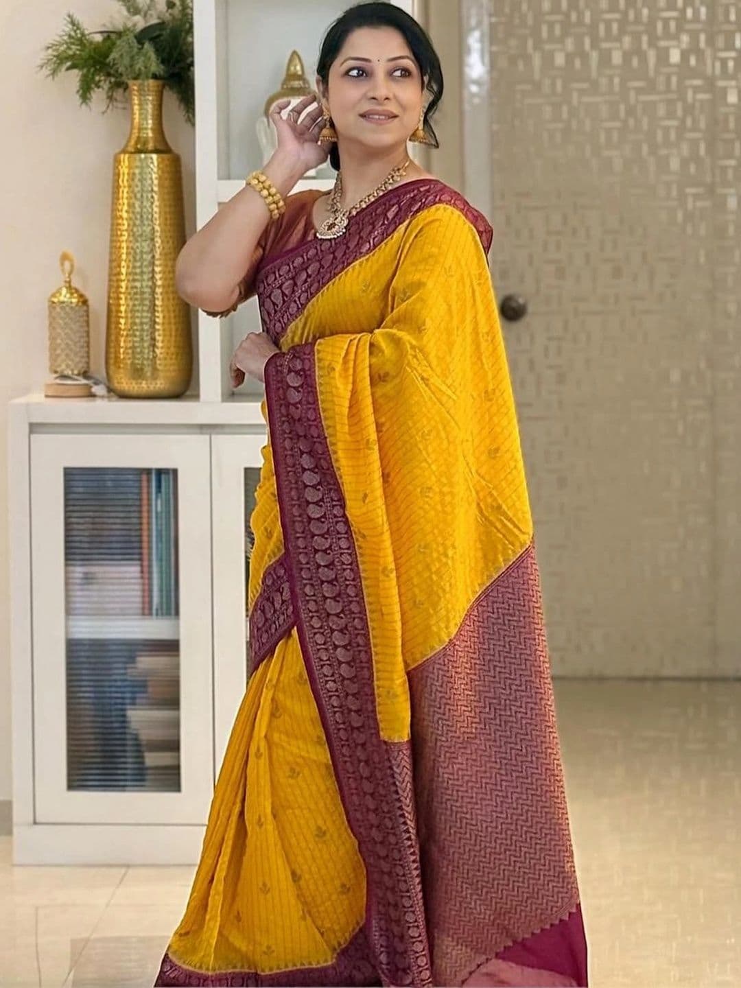 HERE&NOW Woven Design Zari Silk Blend Banarasi Saree thumbnail 3