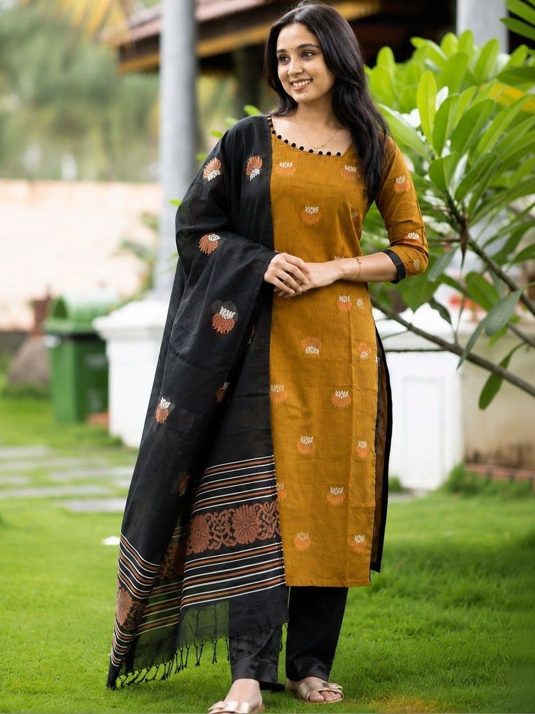 ZARVELA Women Ethnic Motifs Regular Kurta with Trousers & With Dupatta thumbnail 3