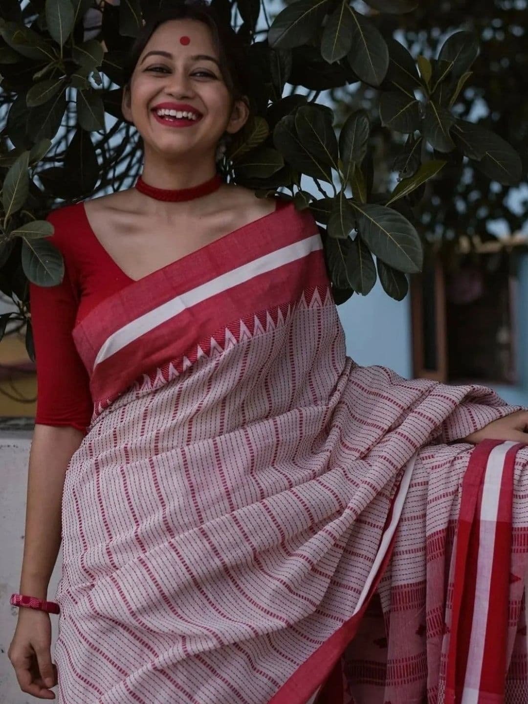 MRSWEARS Women Woven Design Striped Saree thumbnail 7