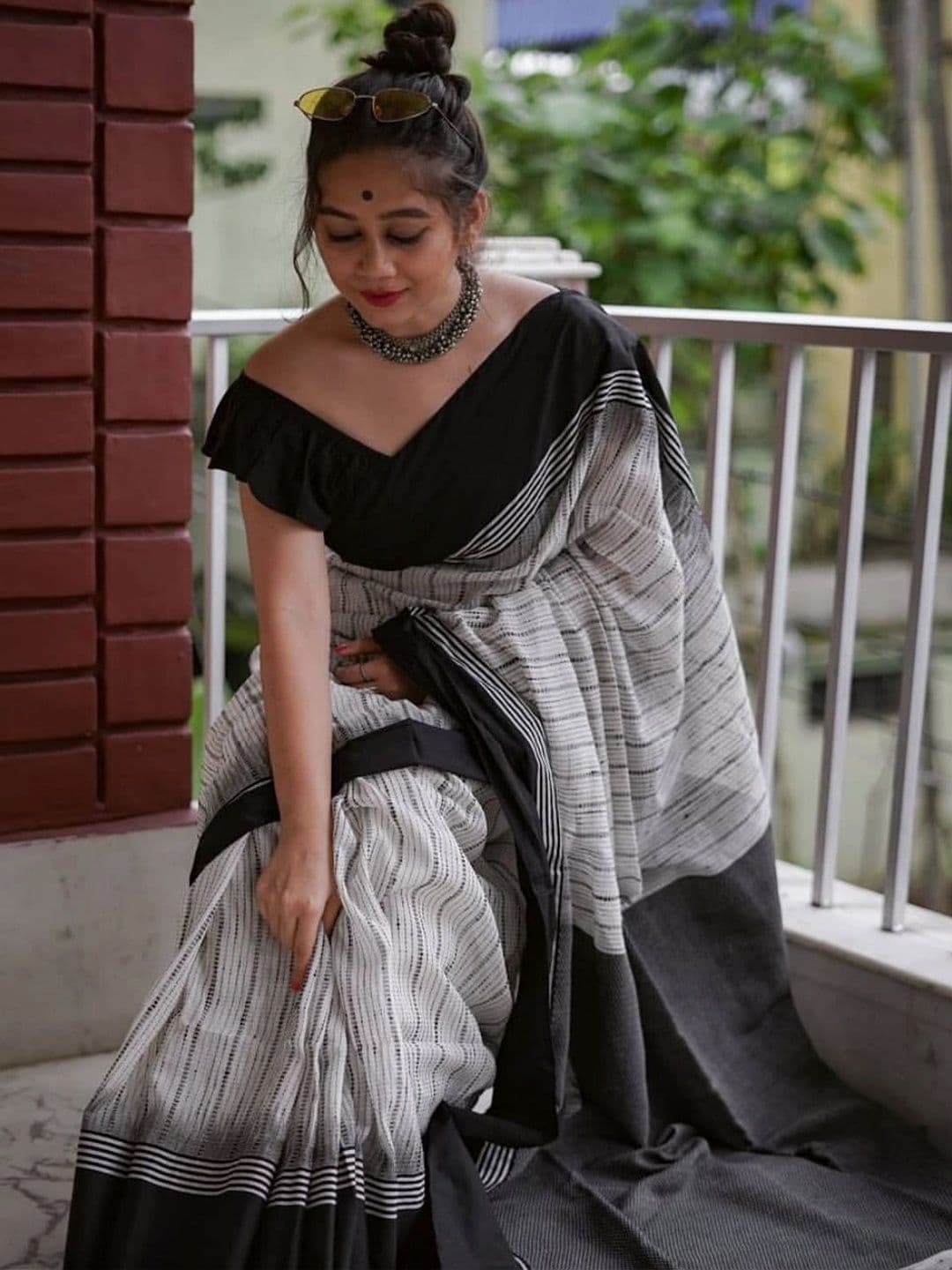 MRSWEARS Striped Saree thumbnail 5