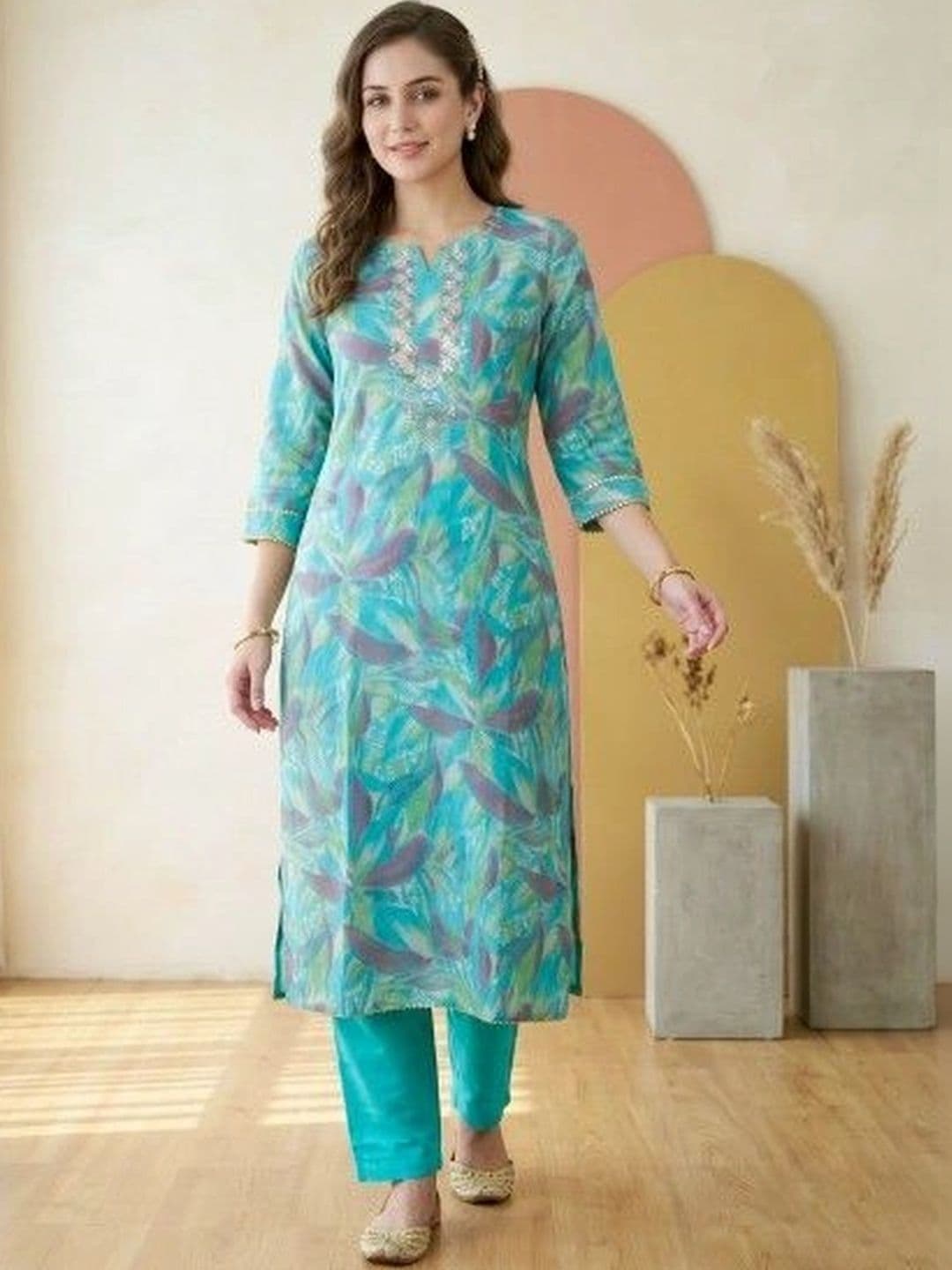 Sangria Women Floral Printed Regular Thread Work Kurta with Trousers thumbnail 2