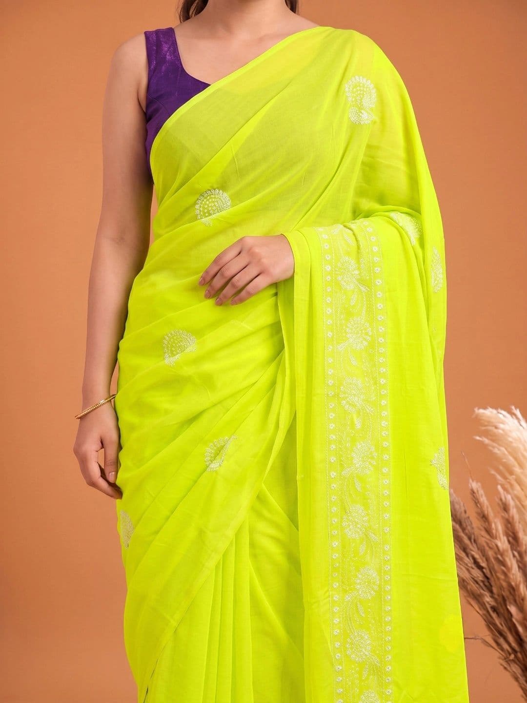 Aparna Ethnic Motifs Embroidered Pure Cotton Jamdani Saree thumbnail 2