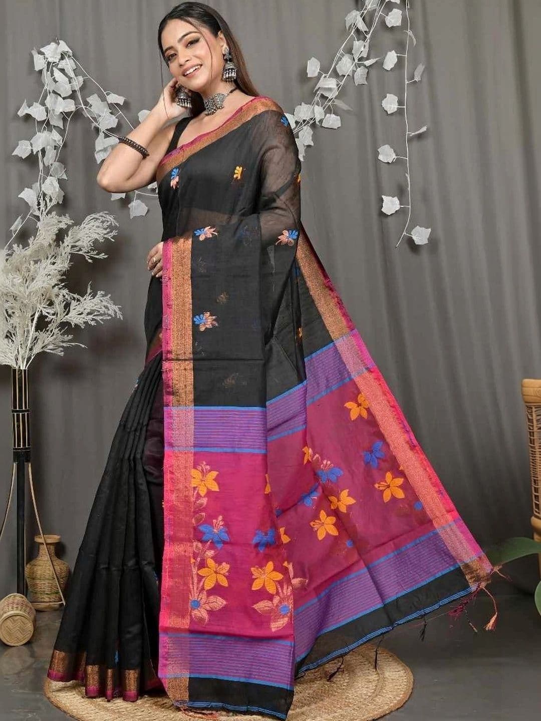 RoyBoni Women Floral Pure Cotton Taant Saree thumbnail 4