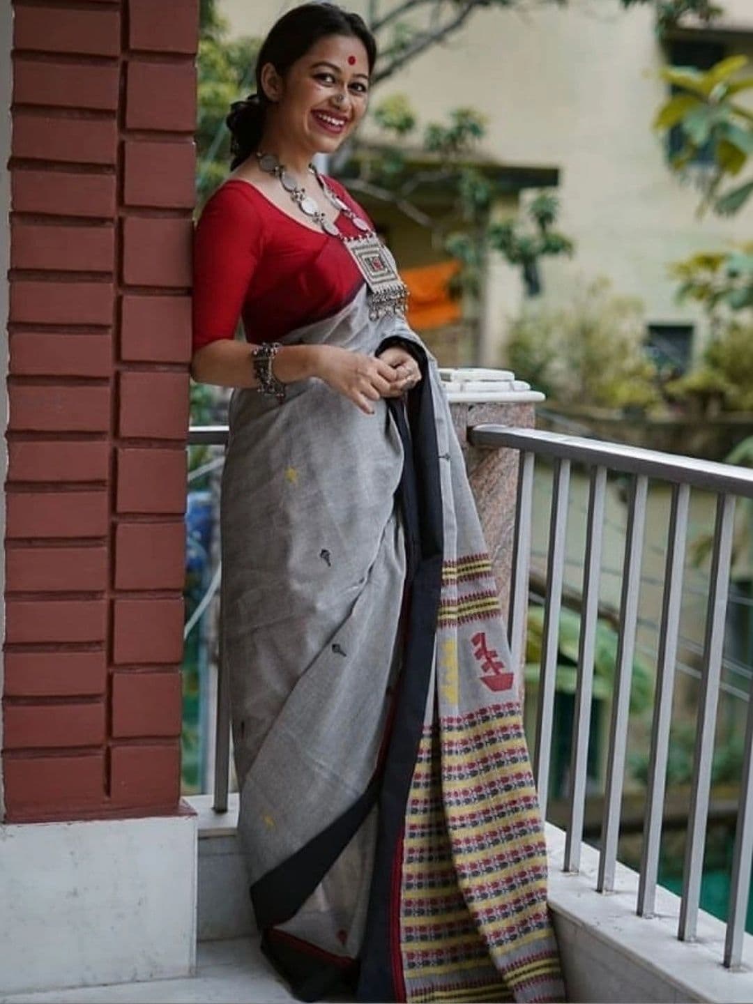 MRSWEARS Woven Design Saree thumbnail 2