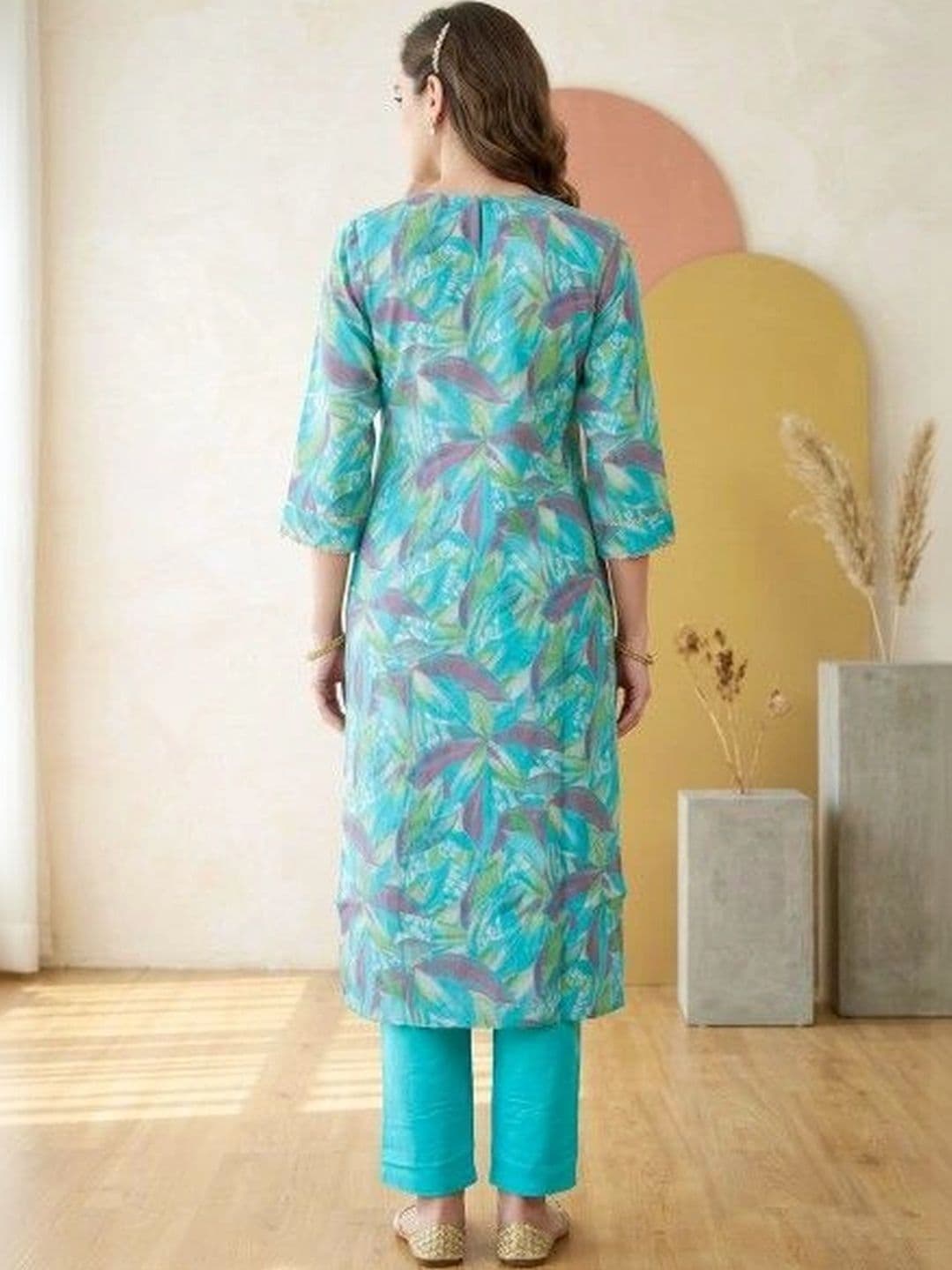 Sangria Women Floral Printed Regular Thread Work Kurta with Trousers thumbnail 6