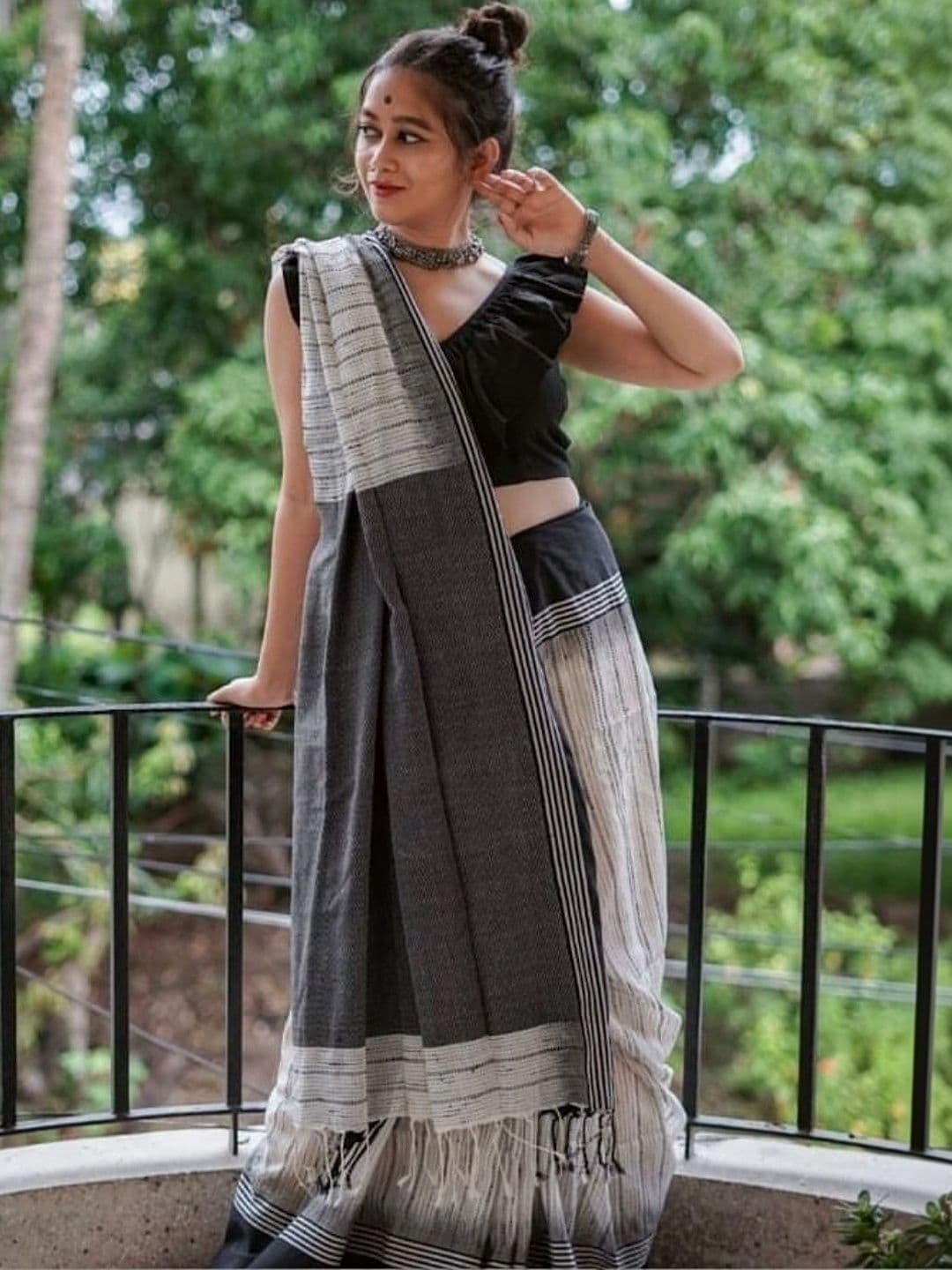 MISS WEARS Striped Saree thumbnail 2