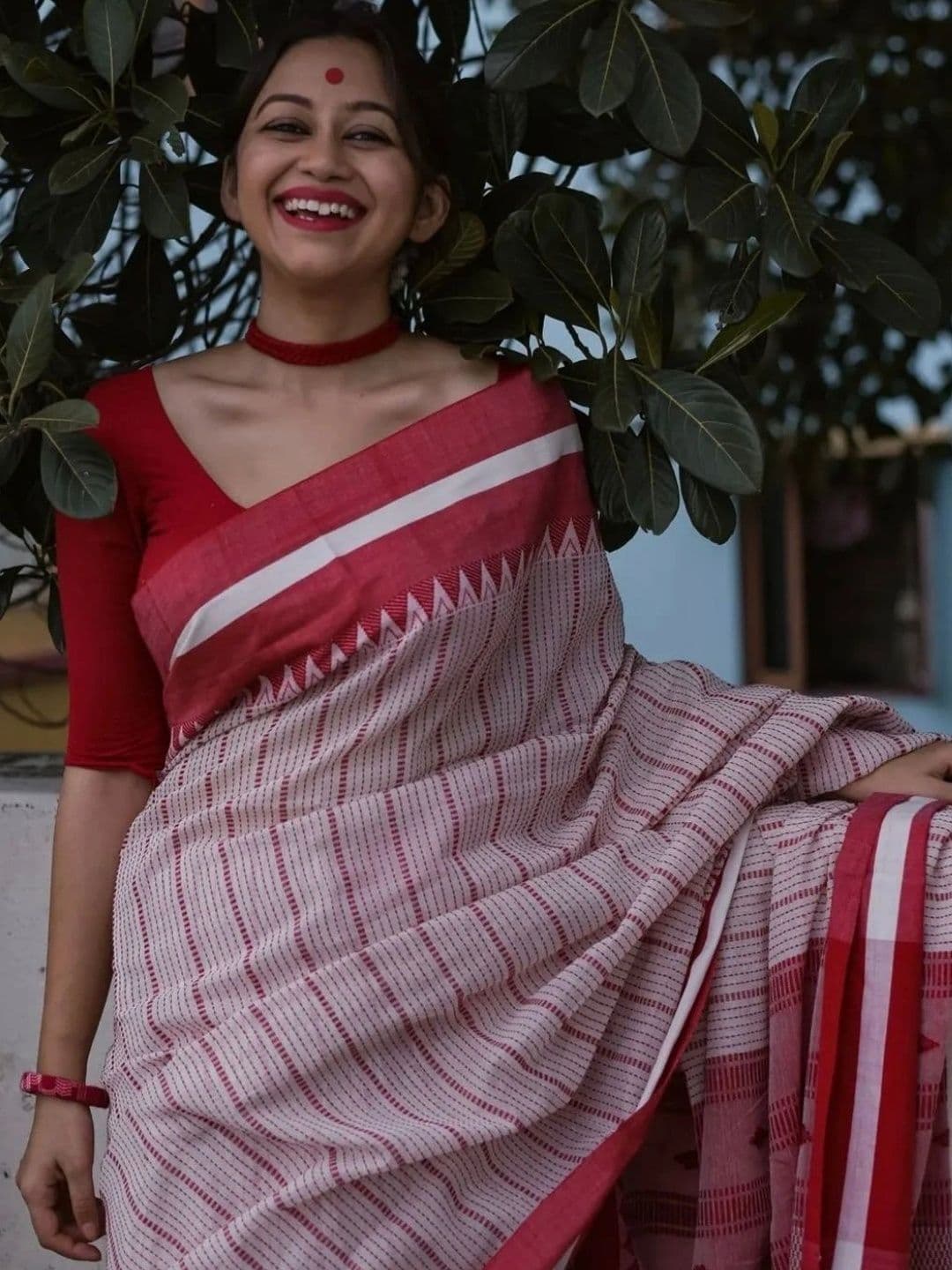 MISS WEARS Striped Saree thumbnail 5