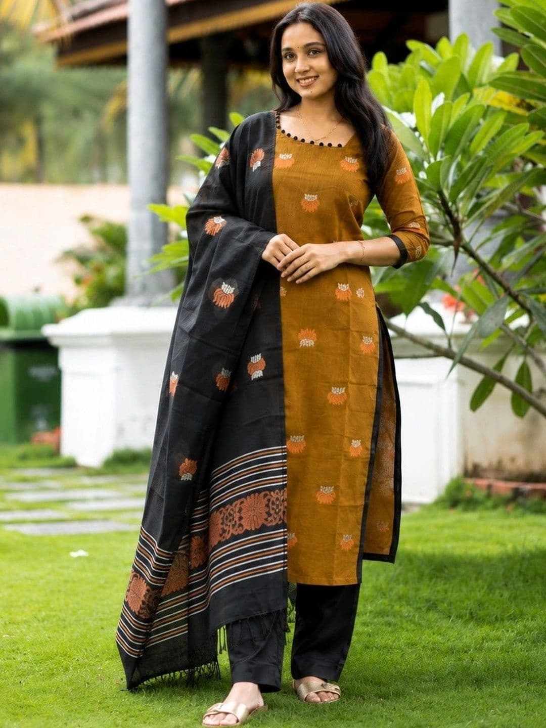 ZARVELA Women Ethnic Motifs Regular Kurta with Trousers & With Dupatta thumbnail 2