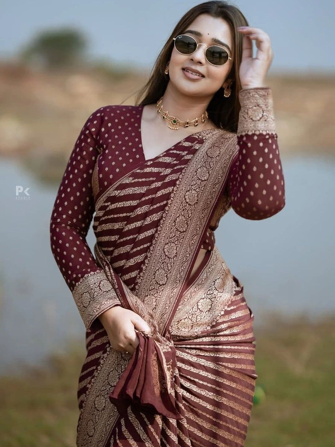 HERE&NOW Woven Design Zari Silk Blend Banarasi Saree thumbnail 2